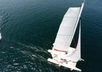 trimaran naviguer vue d'en haut main voile à latte canot pneumatique